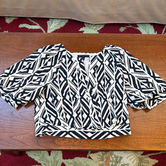 Banana Republic Black and Cream Cropped Geometric Top Medium - Picture 4 of 15